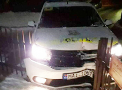 Полицейские на патрульном автомобиле снесли забор в секторе Буюкань 