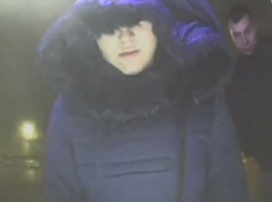 Снявших деньги с украденной банковской карты карманников сняли на видео в Кишиневе