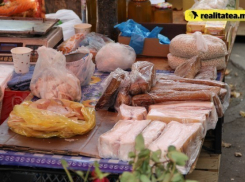 Антисанитария на Центральном рынке: мясо и молочные изделия продают под палящим солнцем
