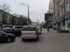 Еще не завершенный тротуар на Негруцци снова заставляют машинами