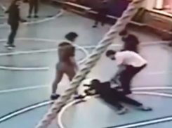 Мгновенная гибель девушки во время игры в волейбол попала на видео