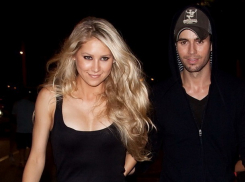 Скрывавшая беременность Анна Курникова родила близнецов Энрике Иглесиасу