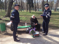 Реформа полиции по-молдавски: в центральном парке старушку штрафуют за продажу букетика цветов