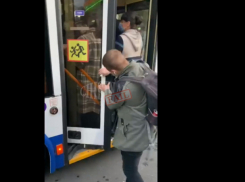 В кишиневские троллейбусы пассажиров заталкивают по японскому методу