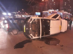 Авария с пострадавшим: такси опрокинулось при столкновении с BMW на Ботанике