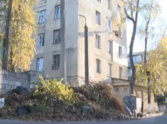 Опавшие листья и груды мусора превратили жизнь людей на Буюканах в ад