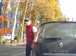 Двое водителей начали выяснять отношения прямо посреди дороги, все попало на видео