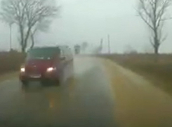 Водитель-камикадзе на красном фургоне шокировал автомобилистов в Дубоссарском районе