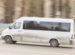 Столичные водители пассажирских маршруток проезжают на красный свет 