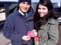 Любовное стихотворение и цветы удивили женщин, пересекших границу