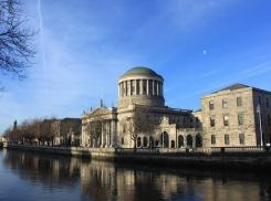 Деньги молдавской мафии конфисковали в Ирландии у курьера, прилетевшего из Барселоны