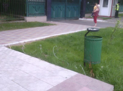 У посольства Польши газон окружили колючей проволокой