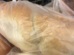 Калач с человеческими волосами выставили на продажу в крупнейшей торговой сети столицы