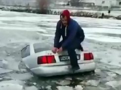 Беда не приходит одна - утопивший автомобиль молодой человек получил еще и штраф от полиции