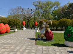 Кишинев готов к Пасхе: рядом с красными яйцами появились зеленые и 3 зайца