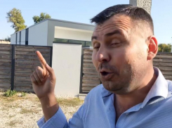 Скандал у ворот дома министра. Костюк показал огромную домину, в котором живет Алексей Бузу