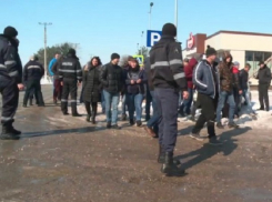 Жители Скулен обвинили румынских пограничников в дискриминации из-за досмотров с пристрастием 