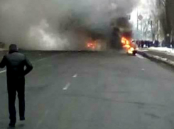 Жуткая автокатастрофа с горящими машинами парализовала движение в Киеве и попала на видео