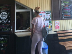 Девушку обругали и прокляли в «веселом заведении» Кишинева за попытку купить коктейль