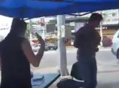 Прячущихся от камер сборщиков подписей за отставку президента сняли на видео 