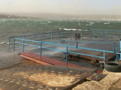 Сильный ветер нарушил работу паромной переправы «Моловата»