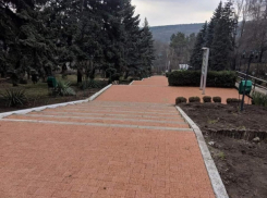  Главная лестница при входе в столичный зоопарк отремонтирована. 