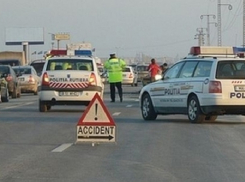 При лобовом столкновении автомобилей один человек погиб и четверо получили тяжелые травмы 
