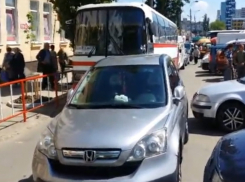 В Кишиневе водитель припарковался, полностью заблокировав движение на дороге