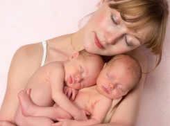 Интересным способом родила близнецов в своей кровати жительница Унген