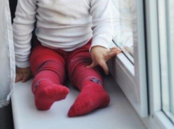 4-летний ребенок выпал из окна и насмерть разбился в Сынжерей