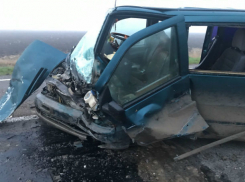 Смертельное лобовое столкновение микроавтобуса и легкового автомобиля произошло недалеко от Кишинева