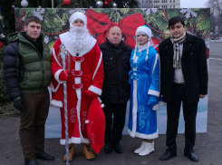 Социалисты организовали на ПВНС бесплатную фотосессию с Дедом Морозом и Снегурочкой