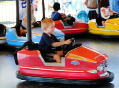 В Кишиневе 4-летний ребенок пострадал, катаясь на опасных качелях на Чеканах 