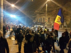 Сотни кишиневцев провели вчера вечером акцию протеста в центре города 
