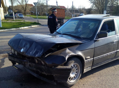 Девушки искалечили автомобили Mercedes и BMW на перекрестке в Дубоссарах