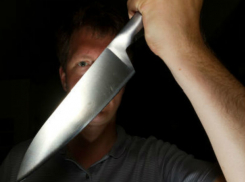 Смертельные удары ножом в ногу на глазах жены нанес мужчина в столичной квартире