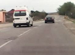 Целых полчаса водитель не пропускал скорую на трассе