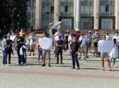«Мы хотим работать!». Артисты, рестораторы и музыканты вышли на протест