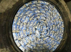 Шокированные таможенники извлекли невероятное количество сигарет из запасного колеса автомобиля 	