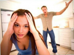 Вооруженный топором и ножом пьяный сожитель жестоко избил молодую женщину 