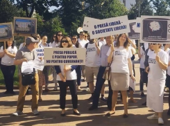 Журналисты устроили в Кишиневе акцию против манипуляции