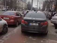 Автохама на BMW в Кишиневе изобличила на видео разгневанная девушка  