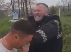 Шок - в Молдове агрессивный задержанный пытался откусить палец полицейскому