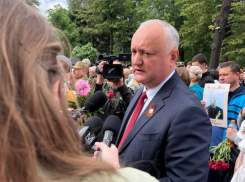 В Кишиневе проходит Марш Победы, Додон пришел с георгиевской лентой