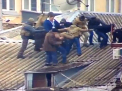 Опубликовано видео, как силовики стаскивали Саакашвили с крыши дома