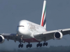Экстремальная посадка огромного лайнера во время урагана попала на видео