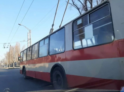 Девушке стало плохо в столичном троллейбусе, но все остались равнодушны