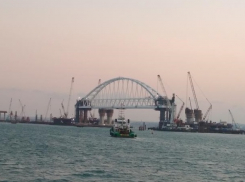 Глубокой ночью над Керченским проливом установили пролет знаменитого моста