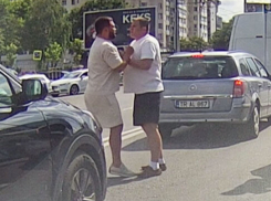 В Кишиневе два водителя устроили потасовку прямо на дороге, удивив зевак