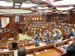 Депутаты переходят на «летний режим»: заседания парламента будут проводиться всего раз в неделю 